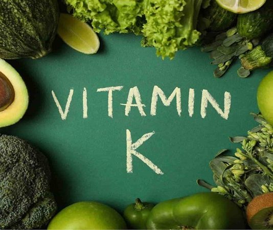 Vitaminler arasında daha az konuşulan ancak vücudun temel işleyişinde önemli görevler üstlenen Vitamin K, özellikle kanın pıhtılaşması ve kemik sağlığı açısından dikkat çekiyor. Yağda çözünen vitaminler arasında yer alan Vitamin K, beslenme yoluyla alınabildiği gibi bağırsaklarda bulunan bazı bakteriler tarafından da üretilebiliyor. Uzman kaynaklarda vitamin K’nın vücutta çeşitli proteinlerin aktif hale gelmesinde rol oynadığı ve özellikle pıhtılaşma mekanizmasının sağlıklı şekilde çalışmasına katkı sağladığı belirtiliyor. Konulu bir haber görseli.