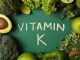 Vitamin K Hakkında Bilinmesi Gerekenler Vitaminler arasında daha az konuşulan ancak vücudun temel işleyişinde önemli görevler üstlenen Vitamin K, özellikle kanın pıhtılaşması ve kemik sağlığı açısından dikkat çekiyor. Yağda çözünen vitaminler arasında yer alan Vitamin K, beslenme yoluyla alınabildiği gibi bağırsaklarda bulunan bazı bakteriler tarafından da üretilebiliyor. Uzman kaynaklarda vitamin K’nın vücutta çeşitli proteinlerin aktif hale gelmesinde rol oynadığı ve özellikle pıhtılaşma mekanizmasının sağlıklı şekilde çalışmasına katkı sağladığı belirtiliyor. Konulu bir haber görseli.