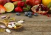 Vitamin Kaybını Azaltan Saklama Yöntemleri Besinlerin sağlıklı ve dengeli şekilde tüketilmesinde yalnızca hangi gıdaların tercih edildiği değil, bu gıdaların nasıl saklandığı da önem taşıyor. Sebze, meyve ve diğer besinlerin satın alındıktan sonra uygun olmayan koşullarda bekletilmesi, zaman içerisinde kalite kayıplarına yol açabiliyor. Özellikle ışık, sıcaklık, nem ve hava ile temas gibi faktörler bazı vitaminlerin azalmasına neden olabildiğinden doğru saklama yöntemlerinin bilinmesi önem kazanıyor. Konulu bir haber görseli.