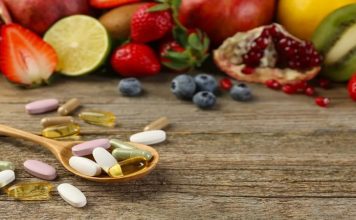 Vitamin Kaybını Azaltan Saklama Yöntemleri Besinlerin sağlıklı ve dengeli şekilde tüketilmesinde yalnızca hangi gıdaların tercih edildiği değil, bu gıdaların nasıl saklandığı da önem taşıyor. Sebze, meyve ve diğer besinlerin satın alındıktan sonra uygun olmayan koşullarda bekletilmesi, zaman içerisinde kalite kayıplarına yol açabiliyor. Özellikle ışık, sıcaklık, nem ve hava ile temas gibi faktörler bazı vitaminlerin azalmasına neden olabildiğinden doğru saklama yöntemlerinin bilinmesi önem kazanıyor. Konulu bir haber görseli.