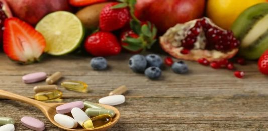 Vitamin Kaybını Azaltan Saklama Yöntemleri Besinlerin sağlıklı ve dengeli şekilde tüketilmesinde yalnızca hangi gıdaların tercih edildiği değil, bu gıdaların nasıl saklandığı da önem taşıyor. Sebze, meyve ve diğer besinlerin satın alındıktan sonra uygun olmayan koşullarda bekletilmesi, zaman içerisinde kalite kayıplarına yol açabiliyor. Özellikle ışık, sıcaklık, nem ve hava ile temas gibi faktörler bazı vitaminlerin azalmasına neden olabildiğinden doğru saklama yöntemlerinin bilinmesi önem kazanıyor. Konulu bir haber görseli.