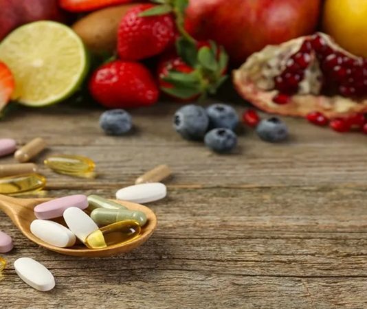 Vitamin Kaybını Azaltan Saklama Yöntemleri Besinlerin sağlıklı ve dengeli şekilde tüketilmesinde yalnızca hangi gıdaların tercih edildiği değil, bu gıdaların nasıl saklandığı da önem taşıyor. Sebze, meyve ve diğer besinlerin satın alındıktan sonra uygun olmayan koşullarda bekletilmesi, zaman içerisinde kalite kayıplarına yol açabiliyor. Özellikle ışık, sıcaklık, nem ve hava ile temas gibi faktörler bazı vitaminlerin azalmasına neden olabildiğinden doğru saklama yöntemlerinin bilinmesi önem kazanıyor. Konulu bir haber görseli.