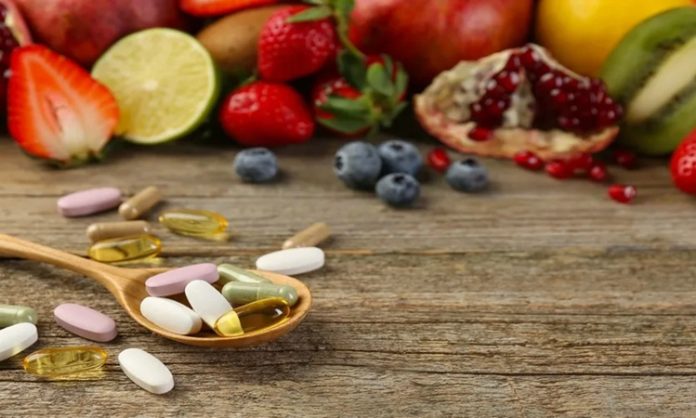 Vitamin Kaybını Azaltan Saklama Yöntemleri Besinlerin sağlıklı ve dengeli şekilde tüketilmesinde yalnızca hangi gıdaların tercih edildiği değil, bu gıdaların nasıl saklandığı da önem taşıyor. Sebze, meyve ve diğer besinlerin satın alındıktan sonra uygun olmayan koşullarda bekletilmesi, zaman içerisinde kalite kayıplarına yol açabiliyor. Özellikle ışık, sıcaklık, nem ve hava ile temas gibi faktörler bazı vitaminlerin azalmasına neden olabildiğinden doğru saklama yöntemlerinin bilinmesi önem kazanıyor. Konulu bir haber görseli.