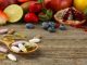 Vitamin Kaybını Azaltan Saklama Yöntemleri Besinlerin sağlıklı ve dengeli şekilde tüketilmesinde yalnızca hangi gıdaların tercih edildiği değil, bu gıdaların nasıl saklandığı da önem taşıyor. Sebze, meyve ve diğer besinlerin satın alındıktan sonra uygun olmayan koşullarda bekletilmesi, zaman içerisinde kalite kayıplarına yol açabiliyor. Özellikle ışık, sıcaklık, nem ve hava ile temas gibi faktörler bazı vitaminlerin azalmasına neden olabildiğinden doğru saklama yöntemlerinin bilinmesi önem kazanıyor. Konulu bir haber görseli.