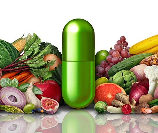 Vitamin Kaybını Önleyen Pişirme Yöntemleri Sağlıklı beslenme denildiğinde yalnızca hangi gıdaların tüketildiği değil, bu gıdaların nasıl hazırlandığı da önem taşıyor. Sebze, meyve, baklagil ve diğer besinlerin doğal yapısında bulunan bazı vitaminler; yüksek sıcaklık, uzun süreli pişirme, fazla su kullanımı ve yanlış saklama gibi etkenlerden etkilenebiliyor. Bu nedenle besinlerin hazırlanma aşamasında uygulanacak doğru yöntemler, Vitamin Kaybı yaşanmasını azaltmaya yardımcı olabiliyor. Konulu bir haber görseli.