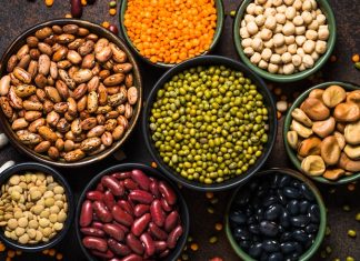 Vitamin Kaynağı Baklagillerin Önemi Günlük beslenmede protein, lif, vitamin ve mineral içeriğiyle öne çıkan baklagiller, sağlıklı ve çeşitli bir beslenme düzeninin önemli parçaları arasında yer alıyor. Mercimek, nohut, kuru fasulye, bezelye ve börülce gibi farklı baklagiller, içerdikleri besin ögeleri sayesinde sofralarda uzun yıllardır önemli bir yere sahip. Özellikle et tüketiminin sınırlı olduğu beslenme modellerinde bitkisel protein kaynağı olarak değerlendirilen baklagiller, aynı zamanda çeşitli mikro besinlerin alınmasına da katkı sağlayabiliyor. Konulu bir haber görseli.