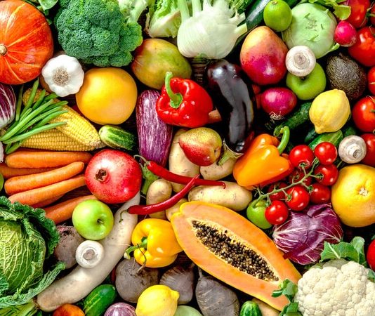 Vitamin Kaynağı Sebze Yemekleri Sebzeler, günlük beslenme düzeninde vitamin, mineral, lif ve çeşitli besin ögelerinin alınmasına katkı sağlayan temel gıdalar arasında yer alıyor. Farklı renk ve türlerdeki sebzelerin mutfaklarda daha fazla kullanılması, beslenme çeşitliliğinin artırılmasına yardımcı oluyor. Özellikle mevsim sebzeleriyle hazırlanan yemekler, hem geleneksel mutfağın önemli bir bölümünü oluşturuyor hem de Vitamin Kaynağı Sebze Yemekleri arayanlar için farklı seçenekler sunuyor. Konulu bir haber görseli.