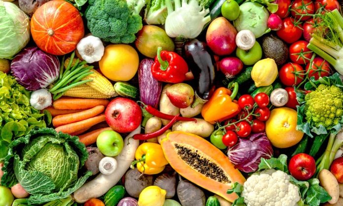 Sebzeler, günlük beslenme düzeninde vitamin, mineral, lif ve çeşitli besin ögelerinin alınmasına katkı sağlayan temel gıdalar arasında yer alıyor. Farklı renk ve türlerdeki sebzelerin mutfaklarda daha fazla kullanılması, beslenme çeşitliliğinin artırılmasına yardımcı oluyor. Özellikle mevsim sebzeleriyle hazırlanan yemekler, hem geleneksel mutfağın önemli bir bölümünü oluşturuyor hem de Vitamin Kaynağı Sebze Yemekleri arayanlar için farklı seçenekler sunuyor. Konulu bir haber görseli.