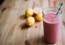 Günlük beslenme düzeninde farklı besinleri bir araya getirmenin pratik yolları arasında smoothie tarifleri de öne çıkıyor. Özellikle meyve, sebze, yoğurt, süt ve çeşitli kuruyemişlerin bir arada kullanılabilmesi, smoothie hazırlamayı kolay ve çeşitlendirilebilir bir seçenek haline getiriyor. Son yıllarda sağlıklı beslenmeye yönelik ilginin artmasıyla birlikte Vitamin Kaynağı Smoothie Tarifleri de kahvaltı ve ara öğünlerde daha fazla tercih edilmeye başladı. Konulu bir haber görseli.