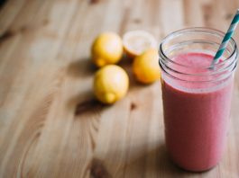 Günlük beslenme düzeninde farklı besinleri bir araya getirmenin pratik yolları arasında smoothie tarifleri de öne çıkıyor. Özellikle meyve, sebze, yoğurt, süt ve çeşitli kuruyemişlerin bir arada kullanılabilmesi, smoothie hazırlamayı kolay ve çeşitlendirilebilir bir seçenek haline getiriyor. Son yıllarda sağlıklı beslenmeye yönelik ilginin artmasıyla birlikte Vitamin Kaynağı Smoothie Tarifleri de kahvaltı ve ara öğünlerde daha fazla tercih edilmeye başladı. Konulu bir haber görseli.