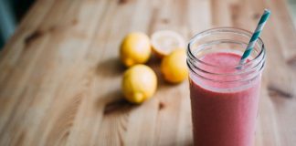Vitamin Kaynağı Smoothie Tarifleri Günlük beslenme düzeninde farklı besinleri bir araya getirmenin pratik yolları arasında smoothie tarifleri de öne çıkıyor. Özellikle meyve, sebze, yoğurt, süt ve çeşitli kuruyemişlerin bir arada kullanılabilmesi, smoothie hazırlamayı kolay ve çeşitlendirilebilir bir seçenek haline getiriyor. Son yıllarda sağlıklı beslenmeye yönelik ilginin artmasıyla birlikte Vitamin Kaynağı Smoothie Tarifleri de kahvaltı ve ara öğünlerde daha fazla tercih edilmeye başladı. Konulu bir haber görseli.