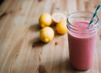 Vitamin Kaynağı Smoothie Tarifleri Günlük beslenme düzeninde farklı besinleri bir araya getirmenin pratik yolları arasında smoothie tarifleri de öne çıkıyor. Özellikle meyve, sebze, yoğurt, süt ve çeşitli kuruyemişlerin bir arada kullanılabilmesi, smoothie hazırlamayı kolay ve çeşitlendirilebilir bir seçenek haline getiriyor. Son yıllarda sağlıklı beslenmeye yönelik ilginin artmasıyla birlikte Vitamin Kaynağı Smoothie Tarifleri de kahvaltı ve ara öğünlerde daha fazla tercih edilmeye başladı. Konulu bir haber görseli.