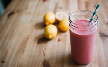 Vitamin Kaynağı Smoothie Tarifleri Günlük beslenme düzeninde farklı besinleri bir araya getirmenin pratik yolları arasında smoothie tarifleri de öne çıkıyor. Özellikle meyve, sebze, yoğurt, süt ve çeşitli kuruyemişlerin bir arada kullanılabilmesi, smoothie hazırlamayı kolay ve çeşitlendirilebilir bir seçenek haline getiriyor. Son yıllarda sağlıklı beslenmeye yönelik ilginin artmasıyla birlikte Vitamin Kaynağı Smoothie Tarifleri de kahvaltı ve ara öğünlerde daha fazla tercih edilmeye başladı. Konulu bir haber görseli.