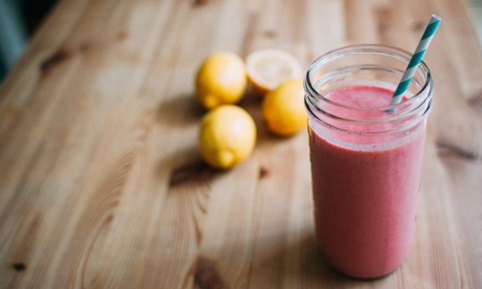 Vitamin Kaynağı Smoothie Tarifleri Günlük beslenme düzeninde farklı besinleri bir araya getirmenin pratik yolları arasında smoothie tarifleri de öne çıkıyor. Özellikle meyve, sebze, yoğurt, süt ve çeşitli kuruyemişlerin bir arada kullanılabilmesi, smoothie hazırlamayı kolay ve çeşitlendirilebilir bir seçenek haline getiriyor. Son yıllarda sağlıklı beslenmeye yönelik ilginin artmasıyla birlikte Vitamin Kaynağı Smoothie Tarifleri de kahvaltı ve ara öğünlerde daha fazla tercih edilmeye başladı. Konulu bir haber görseli.