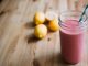 Vitamin Kaynağı Smoothie Tarifleri Günlük beslenme düzeninde farklı besinleri bir araya getirmenin pratik yolları arasında smoothie tarifleri de öne çıkıyor. Özellikle meyve, sebze, yoğurt, süt ve çeşitli kuruyemişlerin bir arada kullanılabilmesi, smoothie hazırlamayı kolay ve çeşitlendirilebilir bir seçenek haline getiriyor. Son yıllarda sağlıklı beslenmeye yönelik ilginin artmasıyla birlikte Vitamin Kaynağı Smoothie Tarifleri de kahvaltı ve ara öğünlerde daha fazla tercih edilmeye başladı. Konulu bir haber görseli.