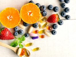 Vitamin Kombinasyonlarında Dikkat Edilmesi Gerekenler Vitamin ve mineral takviyelerinin günlük yaşamda daha fazla yer edinmesiyle birlikte, farklı ürünlerin aynı dönemde kullanılması da yaygınlaşıyor. Özellikle yoğun çalışma temposu, düzensiz beslenme, mevsimsel değişiklikler veya belirli besin öğelerinin yetersiz alınması gibi nedenlerle kişiler birden fazla takviyeye yönelebiliyor. Ancak farklı ürünlerin bilinçsiz şekilde bir araya getirilmesi, ihtiyaç duyulmayan miktarlarda vitamin ve mineral alınmasına neden olabiliyor. Konulu bir haber görseli.