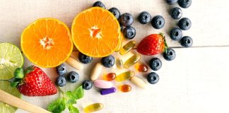 Vitamin Kombinasyonlarında Dikkat Edilmesi Gerekenler Vitamin ve mineral takviyelerinin günlük yaşamda daha fazla yer edinmesiyle birlikte, farklı ürünlerin aynı dönemde kullanılması da yaygınlaşıyor. Özellikle yoğun çalışma temposu, düzensiz beslenme, mevsimsel değişiklikler veya belirli besin öğelerinin yetersiz alınması gibi nedenlerle kişiler birden fazla takviyeye yönelebiliyor. Ancak farklı ürünlerin bilinçsiz şekilde bir araya getirilmesi, ihtiyaç duyulmayan miktarlarda vitamin ve mineral alınmasına neden olabiliyor. Konulu bir haber görseli.