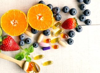 Vitamin Kombinasyonlarında Dikkat Edilmesi Gerekenler Vitamin ve mineral takviyelerinin günlük yaşamda daha fazla yer edinmesiyle birlikte, farklı ürünlerin aynı dönemde kullanılması da yaygınlaşıyor. Özellikle yoğun çalışma temposu, düzensiz beslenme, mevsimsel değişiklikler veya belirli besin öğelerinin yetersiz alınması gibi nedenlerle kişiler birden fazla takviyeye yönelebiliyor. Ancak farklı ürünlerin bilinçsiz şekilde bir araya getirilmesi, ihtiyaç duyulmayan miktarlarda vitamin ve mineral alınmasına neden olabiliyor. Konulu bir haber görseli.