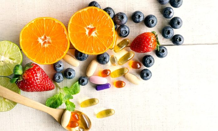 Vitamin Kombinasyonlarında Dikkat Edilmesi Gerekenler Vitamin ve mineral takviyelerinin günlük yaşamda daha fazla yer edinmesiyle birlikte, farklı ürünlerin aynı dönemde kullanılması da yaygınlaşıyor. Özellikle yoğun çalışma temposu, düzensiz beslenme, mevsimsel değişiklikler veya belirli besin öğelerinin yetersiz alınması gibi nedenlerle kişiler birden fazla takviyeye yönelebiliyor. Ancak farklı ürünlerin bilinçsiz şekilde bir araya getirilmesi, ihtiyaç duyulmayan miktarlarda vitamin ve mineral alınmasına neden olabiliyor. Konulu bir haber görseli.