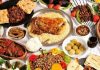 Vitamin Koruyan Pişirme Teknikleri Besinlerin hazırlanma ve pişirilme biçimi, sofraya gelen yemeğin yalnızca lezzetini değil, içerdiği bazı besin ögelerinin miktarını da etkileyebiliyor. Özellikle ısı, su ve pişirme süresi; sebze ve meyvelerde bulunan bazı vitaminlerin kaybında önemli rol oynayabiliyor. Bu nedenle günlük beslenmede kullanılan malzemelerin seçimi kadar vitamin koruyan pişirme teknikleri konusunda bilgi sahibi olmak da önem taşıyor. Konulu bir haber görseli.