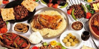 Besinlerin hazırlanma ve pişirilme biçimi, sofraya gelen yemeğin yalnızca lezzetini değil, içerdiği bazı besin ögelerinin miktarını da etkileyebiliyor. Özellikle ısı, su ve pişirme süresi; sebze ve meyvelerde bulunan bazı vitaminlerin kaybında önemli rol oynayabiliyor. Bu nedenle günlük beslenmede kullanılan malzemelerin seçimi kadar vitamin koruyan pişirme teknikleri konusunda bilgi sahibi olmak da önem taşıyor. Konulu bir haber görseli.