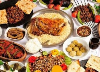 Besinlerin hazırlanma ve pişirilme biçimi, sofraya gelen yemeğin yalnızca lezzetini değil, içerdiği bazı besin ögelerinin miktarını da etkileyebiliyor. Özellikle ısı, su ve pişirme süresi; sebze ve meyvelerde bulunan bazı vitaminlerin kaybında önemli rol oynayabiliyor. Bu nedenle günlük beslenmede kullanılan malzemelerin seçimi kadar vitamin koruyan pişirme teknikleri konusunda bilgi sahibi olmak da önem taşıyor. Konulu bir haber görseli.