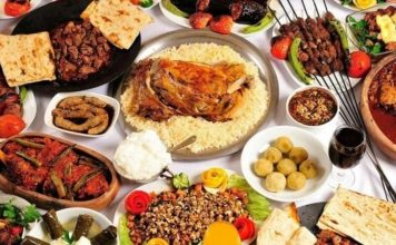 Vitamin Koruyan Pişirme Teknikleri Besinlerin hazırlanma ve pişirilme biçimi, sofraya gelen yemeğin yalnızca lezzetini değil, içerdiği bazı besin ögelerinin miktarını da etkileyebiliyor. Özellikle ısı, su ve pişirme süresi; sebze ve meyvelerde bulunan bazı vitaminlerin kaybında önemli rol oynayabiliyor. Bu nedenle günlük beslenmede kullanılan malzemelerin seçimi kadar vitamin koruyan pişirme teknikleri konusunda bilgi sahibi olmak da önem taşıyor. Konulu bir haber görseli.