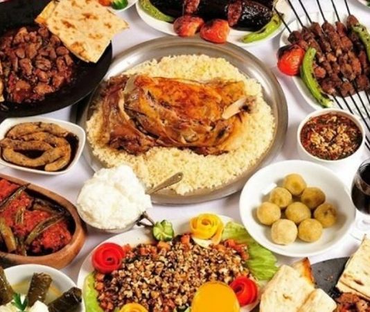 Besinlerin hazırlanma ve pişirilme biçimi, sofraya gelen yemeğin yalnızca lezzetini değil, içerdiği bazı besin ögelerinin miktarını da etkileyebiliyor. Özellikle ısı, su ve pişirme süresi; sebze ve meyvelerde bulunan bazı vitaminlerin kaybında önemli rol oynayabiliyor. Bu nedenle günlük beslenmede kullanılan malzemelerin seçimi kadar vitamin koruyan pişirme teknikleri konusunda bilgi sahibi olmak da önem taşıyor. Konulu bir haber görseli.