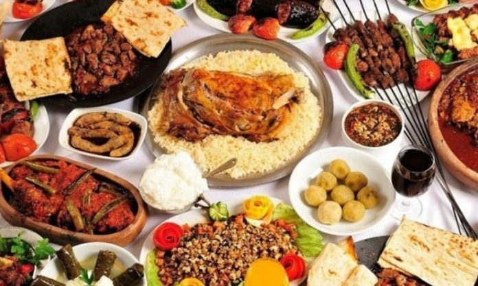 Vitamin Koruyan Pişirme Teknikleri Besinlerin hazırlanma ve pişirilme biçimi, sofraya gelen yemeğin yalnızca lezzetini değil, içerdiği bazı besin ögelerinin miktarını da etkileyebiliyor. Özellikle ısı, su ve pişirme süresi; sebze ve meyvelerde bulunan bazı vitaminlerin kaybında önemli rol oynayabiliyor. Bu nedenle günlük beslenmede kullanılan malzemelerin seçimi kadar vitamin koruyan pişirme teknikleri konusunda bilgi sahibi olmak da önem taşıyor. Konulu bir haber görseli.