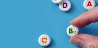Vitamin Kullanımı Yaşam Kalitesini Etkiliyor mu? Günlük yaşamın yoğunluğu, düzensiz beslenme alışkanlıkları ve değişen yaşam koşulları, vitaminlerin sağlık üzerindeki rolünü yeniden gündeme getiriyor. Vücudun normal işlevlerini sürdürebilmesi için ihtiyaç duyduğu vitaminler; enerji metabolizması, bağışıklık sistemi, sinir sistemi, kemik yapısı ve hücrelerin yenilenmesi gibi birçok süreçte görev alıyor. Bu nedenle yeterli vitamin alımı, genel sağlık durumunun korunması açısından önem taşıyor. konulu bir haber görseli.