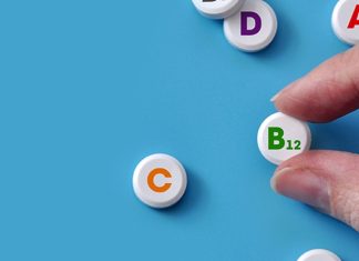 Vitamin Kullanımı Yaşam Kalitesini Etkiliyor mu? Günlük yaşamın yoğunluğu, düzensiz beslenme alışkanlıkları ve değişen yaşam koşulları, vitaminlerin sağlık üzerindeki rolünü yeniden gündeme getiriyor. Vücudun normal işlevlerini sürdürebilmesi için ihtiyaç duyduğu vitaminler; enerji metabolizması, bağışıklık sistemi, sinir sistemi, kemik yapısı ve hücrelerin yenilenmesi gibi birçok süreçte görev alıyor. Bu nedenle yeterli vitamin alımı, genel sağlık durumunun korunması açısından önem taşıyor. konulu bir haber görseli.