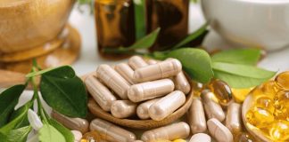 Vitamin Kullanımı ve Kronik Hastalıklar Vitaminler, vücudun normal işleyişini sürdürebilmesi için gerekli olan önemli besin öğeleri arasında bulunuyor. Bağışıklık sisteminin çalışmasından kemik sağlığına, kan hücrelerinin oluşumundan enerji metabolizmasına kadar birçok farklı süreçte görev alan vitaminler, günlük beslenmenin önemli bir parçasını oluşturuyor. Bununla birlikte kronik hastalığı bulunan kişilerde vitamin kullanımı, sağlıklı bireylere göre daha dikkatli değerlendirilmesi gereken bir konu haline gelebiliyor. Konulu bir haber görseli.