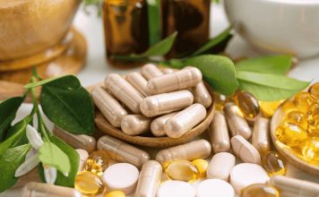 Vitamin Kullanımı ve Kronik Hastalıklar Vitaminler, vücudun normal işleyişini sürdürebilmesi için gerekli olan önemli besin öğeleri arasında bulunuyor. Bağışıklık sisteminin çalışmasından kemik sağlığına, kan hücrelerinin oluşumundan enerji metabolizmasına kadar birçok farklı süreçte görev alan vitaminler, günlük beslenmenin önemli bir parçasını oluşturuyor. Bununla birlikte kronik hastalığı bulunan kişilerde vitamin kullanımı, sağlıklı bireylere göre daha dikkatli değerlendirilmesi gereken bir konu haline gelebiliyor. Konulu bir haber görseli.