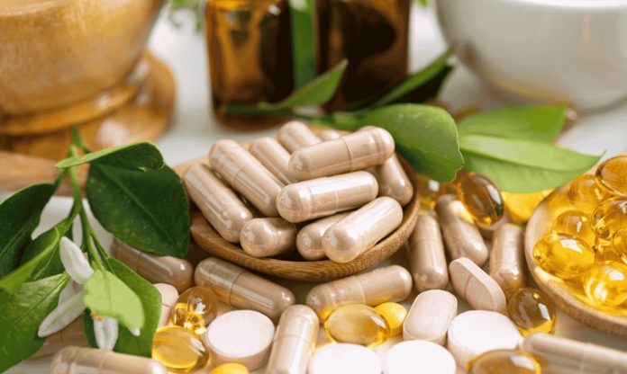Vitamin Kullanımı ve Kronik Hastalıklar Vitaminler, vücudun normal işleyişini sürdürebilmesi için gerekli olan önemli besin öğeleri arasında bulunuyor. Bağışıklık sisteminin çalışmasından kemik sağlığına, kan hücrelerinin oluşumundan enerji metabolizmasına kadar birçok farklı süreçte görev alan vitaminler, günlük beslenmenin önemli bir parçasını oluşturuyor. Bununla birlikte kronik hastalığı bulunan kişilerde vitamin kullanımı, sağlıklı bireylere göre daha dikkatli değerlendirilmesi gereken bir konu haline gelebiliyor. Konulu bir haber görseli.