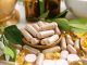 Vitaminler, vücudun normal işleyişini sürdürebilmesi için gerekli olan önemli besin öğeleri arasında bulunuyor. Bağışıklık sisteminin çalışmasından kemik sağlığına, kan hücrelerinin oluşumundan enerji metabolizmasına kadar birçok farklı süreçte görev alan vitaminler, günlük beslenmenin önemli bir parçasını oluşturuyor. Bununla birlikte kronik hastalığı bulunan kişilerde vitamin kullanımı, sağlıklı bireylere göre daha dikkatli değerlendirilmesi gereken bir konu haline gelebiliyor. Konulu bir haber görseli.