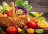 Vitaminler, vücudun normal işleyişinin sürdürülebilmesi için gerekli olan besin öğeleri arasında bulunuyor. Bağışıklık sisteminden enerji metabolizmasına, kemik yapısından hücrelerin korunmasına kadar birçok farklı süreçte rol oynayan vitaminler, yeterli ve dengeli beslenmenin önemli parçalarından biri olarak değerlendiriliyor. Ancak vitaminlerin yararlı olması, ne kadar fazla tüketilirse o kadar iyi sonuç alınacağı anlamına gelmiyor. Özellikle takviye ürünlerinde doğru dozun belirlenmesi büyük önem taşıyor. Konulu bir haber görseli.