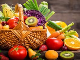 Vitamin Kullanımında Doğru Doz Neden Önemli? Vitaminler, vücudun normal işleyişinin sürdürülebilmesi için gerekli olan besin öğeleri arasında bulunuyor. Bağışıklık sisteminden enerji metabolizmasına, kemik yapısından hücrelerin korunmasına kadar birçok farklı süreçte rol oynayan vitaminler, yeterli ve dengeli beslenmenin önemli parçalarından biri olarak değerlendiriliyor. Ancak vitaminlerin yararlı olması, ne kadar fazla tüketilirse o kadar iyi sonuç alınacağı anlamına gelmiyor. Özellikle takviye ürünlerinde doğru dozun belirlenmesi büyük önem taşıyor. Konulu bir haber görseli.