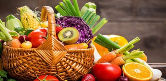 Vitamin Kullanımında Doğru Doz Neden Önemli? Vitaminler, vücudun normal işleyişinin sürdürülebilmesi için gerekli olan besin öğeleri arasında bulunuyor. Bağışıklık sisteminden enerji metabolizmasına, kemik yapısından hücrelerin korunmasına kadar birçok farklı süreçte rol oynayan vitaminler, yeterli ve dengeli beslenmenin önemli parçalarından biri olarak değerlendiriliyor. Ancak vitaminlerin yararlı olması, ne kadar fazla tüketilirse o kadar iyi sonuç alınacağı anlamına gelmiyor. Özellikle takviye ürünlerinde doğru dozun belirlenmesi büyük önem taşıyor. Konulu bir haber görseli.