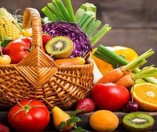 Vitamin Kullanımında Doğru Doz Neden Önemli? Vitaminler, vücudun normal işleyişinin sürdürülebilmesi için gerekli olan besin öğeleri arasında bulunuyor. Bağışıklık sisteminden enerji metabolizmasına, kemik yapısından hücrelerin korunmasına kadar birçok farklı süreçte rol oynayan vitaminler, yeterli ve dengeli beslenmenin önemli parçalarından biri olarak değerlendiriliyor. Ancak vitaminlerin yararlı olması, ne kadar fazla tüketilirse o kadar iyi sonuç alınacağı anlamına gelmiyor. Özellikle takviye ürünlerinde doğru dozun belirlenmesi büyük önem taşıyor. Konulu bir haber görseli.
