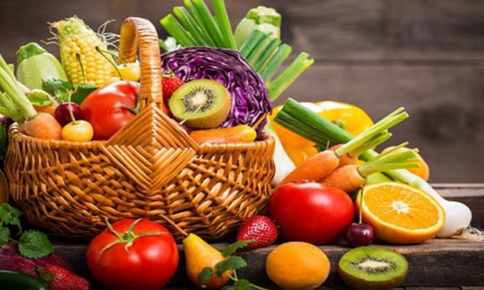 Vitamin Kullanımında Doğru Doz Neden Önemli Vitaminler, vücudun normal işleyişinin sürdürülebilmesi için gerekli olan besin öğeleri arasında bulunuyor. Bağışıklık sisteminden enerji metabolizmasına, kemik yapısından hücrelerin korunmasına kadar birçok farklı süreçte rol oynayan vitaminler, yeterli ve dengeli beslenmenin önemli parçalarından biri olarak değerlendiriliyor. Ancak vitaminlerin yararlı olması, ne kadar fazla tüketilirse o kadar iyi sonuç alınacağı anlamına gelmiyor. Özellikle takviye ürünlerinde doğru dozun belirlenmesi büyük önem taşıyor. Konulu bir haber görseli.