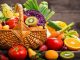 Vitamin Kullanımında Doğru Doz Neden Önemli? Vitaminler, vücudun normal işleyişinin sürdürülebilmesi için gerekli olan besin öğeleri arasında bulunuyor. Bağışıklık sisteminden enerji metabolizmasına, kemik yapısından hücrelerin korunmasına kadar birçok farklı süreçte rol oynayan vitaminler, yeterli ve dengeli beslenmenin önemli parçalarından biri olarak değerlendiriliyor. Ancak vitaminlerin yararlı olması, ne kadar fazla tüketilirse o kadar iyi sonuç alınacağı anlamına gelmiyor. Özellikle takviye ürünlerinde doğru dozun belirlenmesi büyük önem taşıyor. Konulu bir haber görseli.