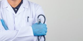 Vitaminler, vücudun normal işleyişini sürdürebilmesi için ihtiyaç duyduğu önemli besin öğeleri arasında yer alıyor. Bağışıklık sisteminden enerji metabolizmasına, kemik sağlığından kan hücrelerinin oluşumuna kadar pek çok farklı süreçte görev alan vitaminler, çoğunlukla dengeli bir beslenme düzeniyle yeterli miktarda alınabiliyor. Ancak bazı durumlarda beslenme yoluyla yeterli vitamin alınamaması veya vücudun belirli bir vitamine olan ihtiyacının artması takviye kullanımını gündeme getirebiliyor. Konulu bir haber görseli.
