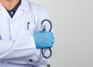 Vitamin Kullanımında Doktor Kontrolünün Önemi Vitaminler, vücudun normal işleyişini sürdürebilmesi için ihtiyaç duyduğu önemli besin öğeleri arasında yer alıyor. Bağışıklık sisteminden enerji metabolizmasına, kemik sağlığından kan hücrelerinin oluşumuna kadar pek çok farklı süreçte görev alan vitaminler, çoğunlukla dengeli bir beslenme düzeniyle yeterli miktarda alınabiliyor. Ancak bazı durumlarda beslenme yoluyla yeterli vitamin alınamaması veya vücudun belirli bir vitamine olan ihtiyacının artması takviye kullanımını gündeme getirebiliyor. Konulu bir haber görseli.