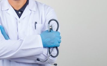 Vitamin Kullanımında Doktor Kontrolünün Önemi Vitaminler, vücudun normal işleyişini sürdürebilmesi için ihtiyaç duyduğu önemli besin öğeleri arasında yer alıyor. Bağışıklık sisteminden enerji metabolizmasına, kemik sağlığından kan hücrelerinin oluşumuna kadar pek çok farklı süreçte görev alan vitaminler, çoğunlukla dengeli bir beslenme düzeniyle yeterli miktarda alınabiliyor. Ancak bazı durumlarda beslenme yoluyla yeterli vitamin alınamaması veya vücudun belirli bir vitamine olan ihtiyacının artması takviye kullanımını gündeme getirebiliyor. Konulu bir haber görseli.