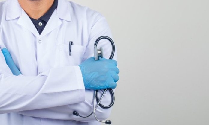Vitaminler, vücudun normal işleyişini sürdürebilmesi için ihtiyaç duyduğu önemli besin öğeleri arasında yer alıyor. Bağışıklık sisteminden enerji metabolizmasına, kemik sağlığından kan hücrelerinin oluşumuna kadar pek çok farklı süreçte görev alan vitaminler, çoğunlukla dengeli bir beslenme düzeniyle yeterli miktarda alınabiliyor. Ancak bazı durumlarda beslenme yoluyla yeterli vitamin alınamaması veya vücudun belirli bir vitamine olan ihtiyacının artması takviye kullanımını gündeme getirebiliyor. Konulu bir haber görseli.
