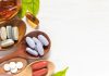 Vitamin Kullanımında Yaş Faktörü Vitaminlerin vücudun normal işleyişindeki rolü, yaş ilerledikçe daha fazla gündeme geliyor. Çocukluk döneminden ileri yaşlara kadar geçen süreçte büyüme, gelişme, metabolizma ve günlük yaşam koşulları değişirken besin öğelerine duyulan ihtiyaç da farklılaşabiliyor. Bu nedenle Vitamin Kullanımı, yalnızca hangi vitaminin tercih edildiğiyle değil, kişinin yaşı, beslenme düzeni ve genel yaşam koşullarıyla birlikte değerlendiriliyor. Konulu bir haber görseli.