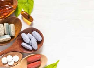Vitamin Kullanımında Yaş Faktörü Vitaminlerin vücudun normal işleyişindeki rolü, yaş ilerledikçe daha fazla gündeme geliyor. Çocukluk döneminden ileri yaşlara kadar geçen süreçte büyüme, gelişme, metabolizma ve günlük yaşam koşulları değişirken besin öğelerine duyulan ihtiyaç da farklılaşabiliyor. Bu nedenle Vitamin Kullanımı, yalnızca hangi vitaminin tercih edildiğiyle değil, kişinin yaşı, beslenme düzeni ve genel yaşam koşullarıyla birlikte değerlendiriliyor. Konulu bir haber görseli.