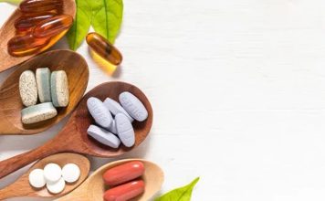 Vitamin Kullanımında Yaş Faktörü Vitaminlerin vücudun normal işleyişindeki rolü, yaş ilerledikçe daha fazla gündeme geliyor. Çocukluk döneminden ileri yaşlara kadar geçen süreçte büyüme, gelişme, metabolizma ve günlük yaşam koşulları değişirken besin öğelerine duyulan ihtiyaç da farklılaşabiliyor. Bu nedenle Vitamin Kullanımı, yalnızca hangi vitaminin tercih edildiğiyle değil, kişinin yaşı, beslenme düzeni ve genel yaşam koşullarıyla birlikte değerlendiriliyor. Konulu bir haber görseli.