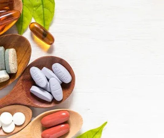 Vitamin Kullanımında Yaş Faktörü Vitaminlerin vücudun normal işleyişindeki rolü, yaş ilerledikçe daha fazla gündeme geliyor. Çocukluk döneminden ileri yaşlara kadar geçen süreçte büyüme, gelişme, metabolizma ve günlük yaşam koşulları değişirken besin öğelerine duyulan ihtiyaç da farklılaşabiliyor. Bu nedenle Vitamin Kullanımı, yalnızca hangi vitaminin tercih edildiğiyle değil, kişinin yaşı, beslenme düzeni ve genel yaşam koşullarıyla birlikte değerlendiriliyor. Konulu bir haber görseli.