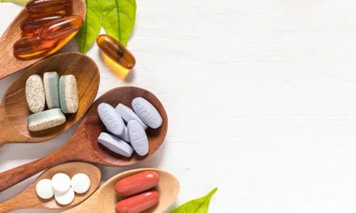 Vitaminlerin vücudun normal işleyişindeki rolü, yaş ilerledikçe daha fazla gündeme geliyor. Çocukluk döneminden ileri yaşlara kadar geçen süreçte büyüme, gelişme, metabolizma ve günlük yaşam koşulları değişirken besin öğelerine duyulan ihtiyaç da farklılaşabiliyor. Bu nedenle Vitamin Kullanımı, yalnızca hangi vitaminin tercih edildiğiyle değil, kişinin yaşı, beslenme düzeni ve genel yaşam koşullarıyla birlikte değerlendiriliyor. Konulu bir haber görseli.